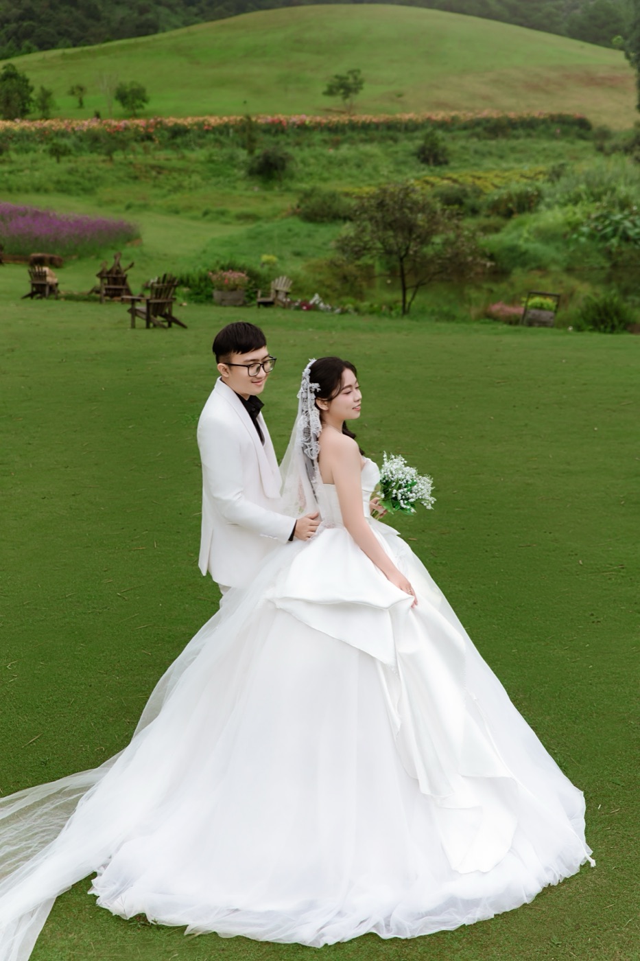 Hai người trên thảm cỏ xanh